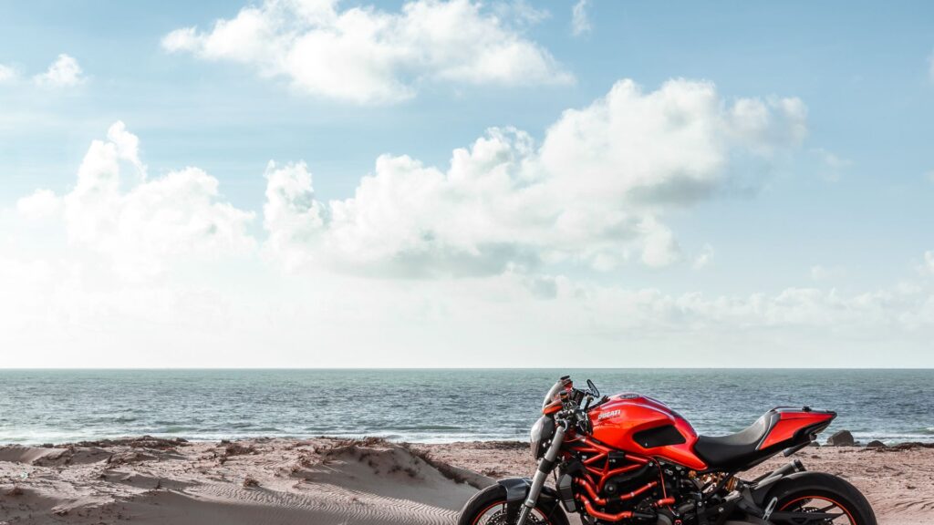 バイクと海